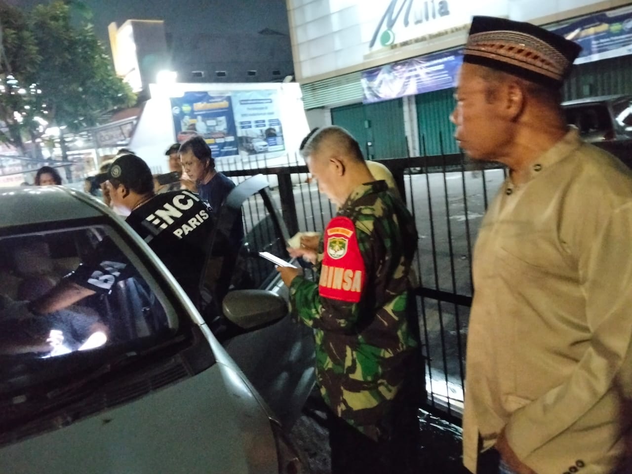 Gegerkan Warga, Babinsa Koramil 07/Pondok Aren Evakuasi Jasad Pria di Pondok Aren