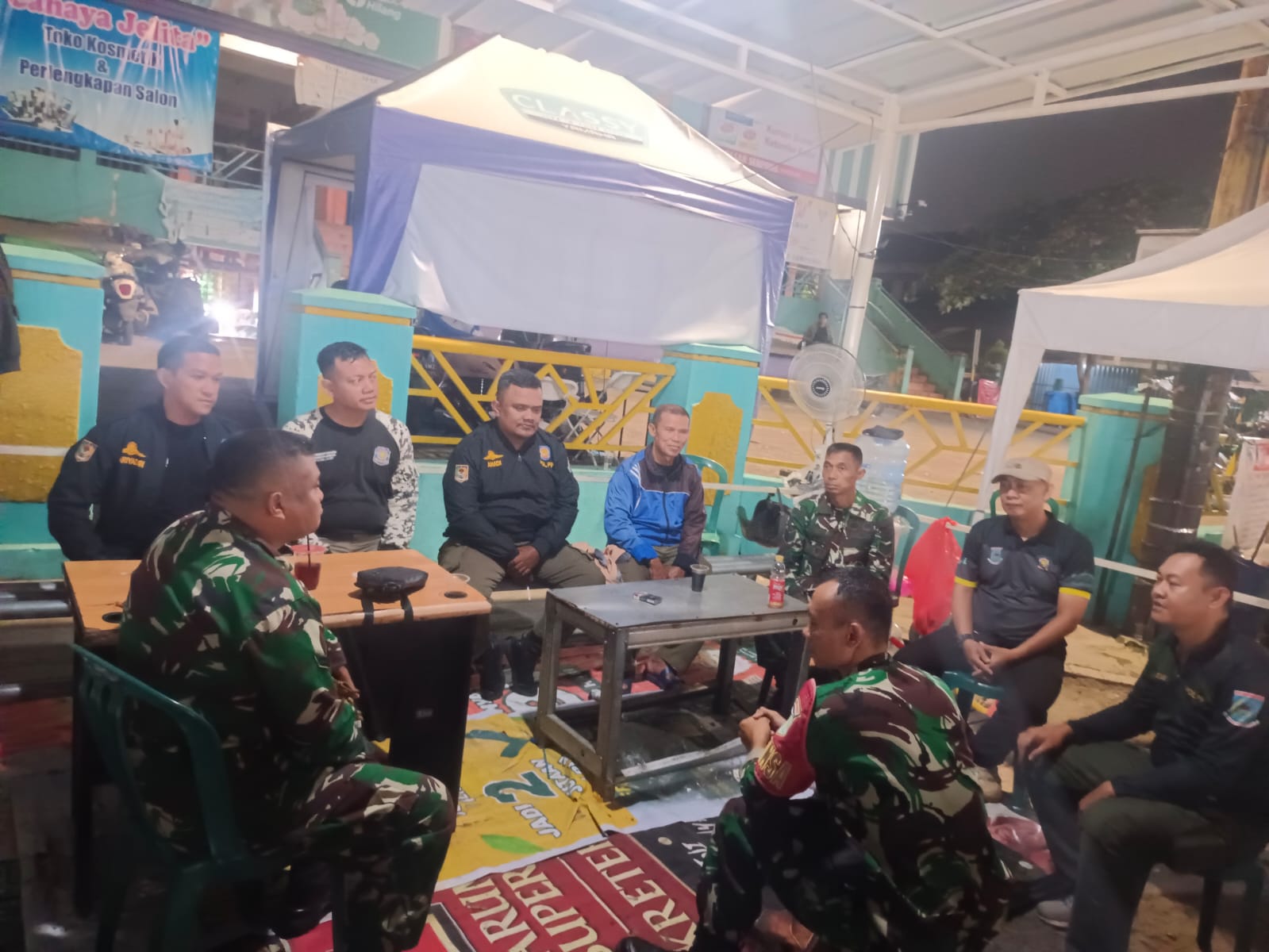 Jaga Keamanan Malam Hari, TNI Lakukan Patroli Malam Bersama Komduk