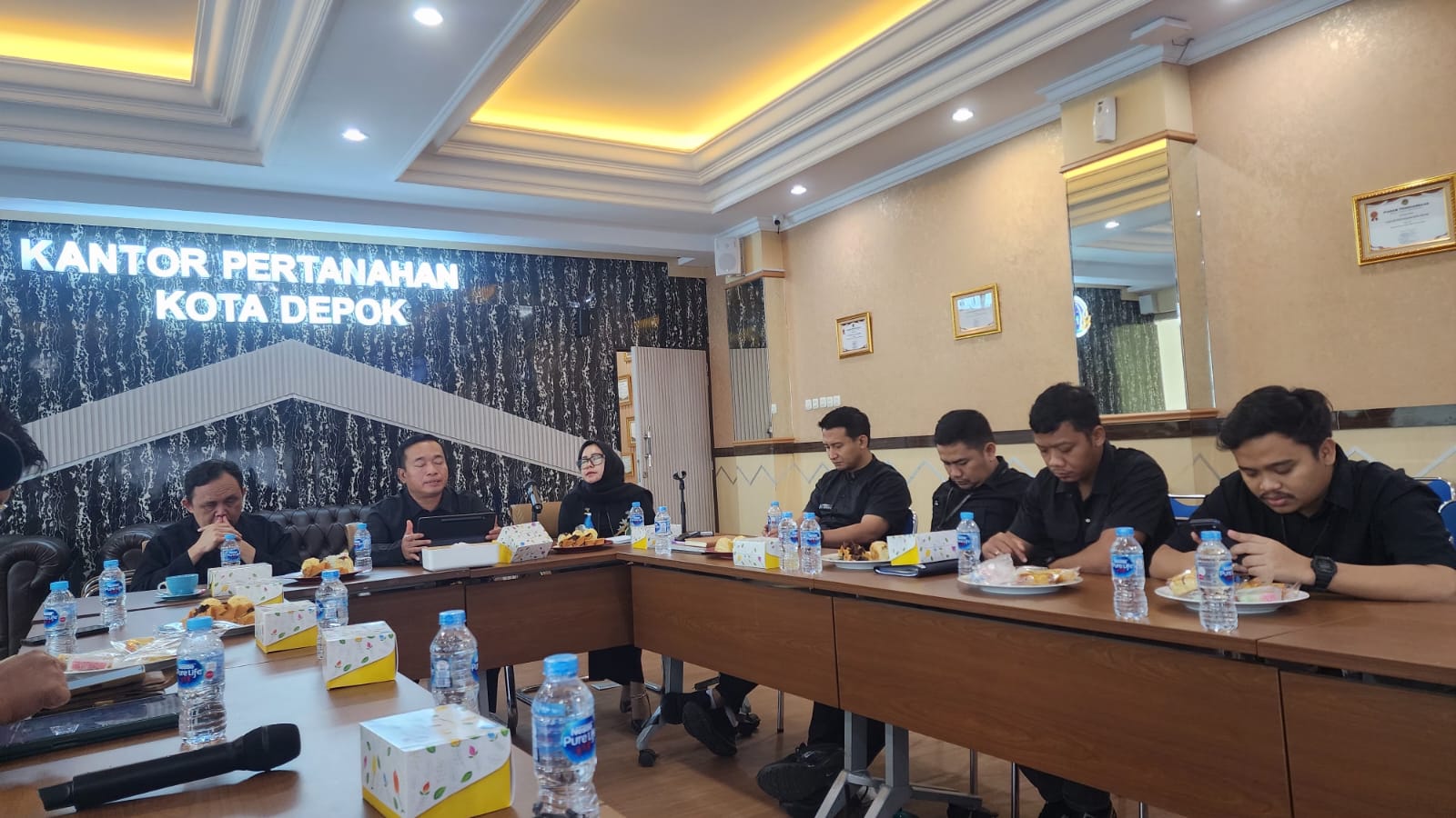 Kepala Kantor BPN Depok, Budi Jaya Beserta Jajarannya, Sedang Memaparkan Kronologi Kejadian Dugaan Fitnah