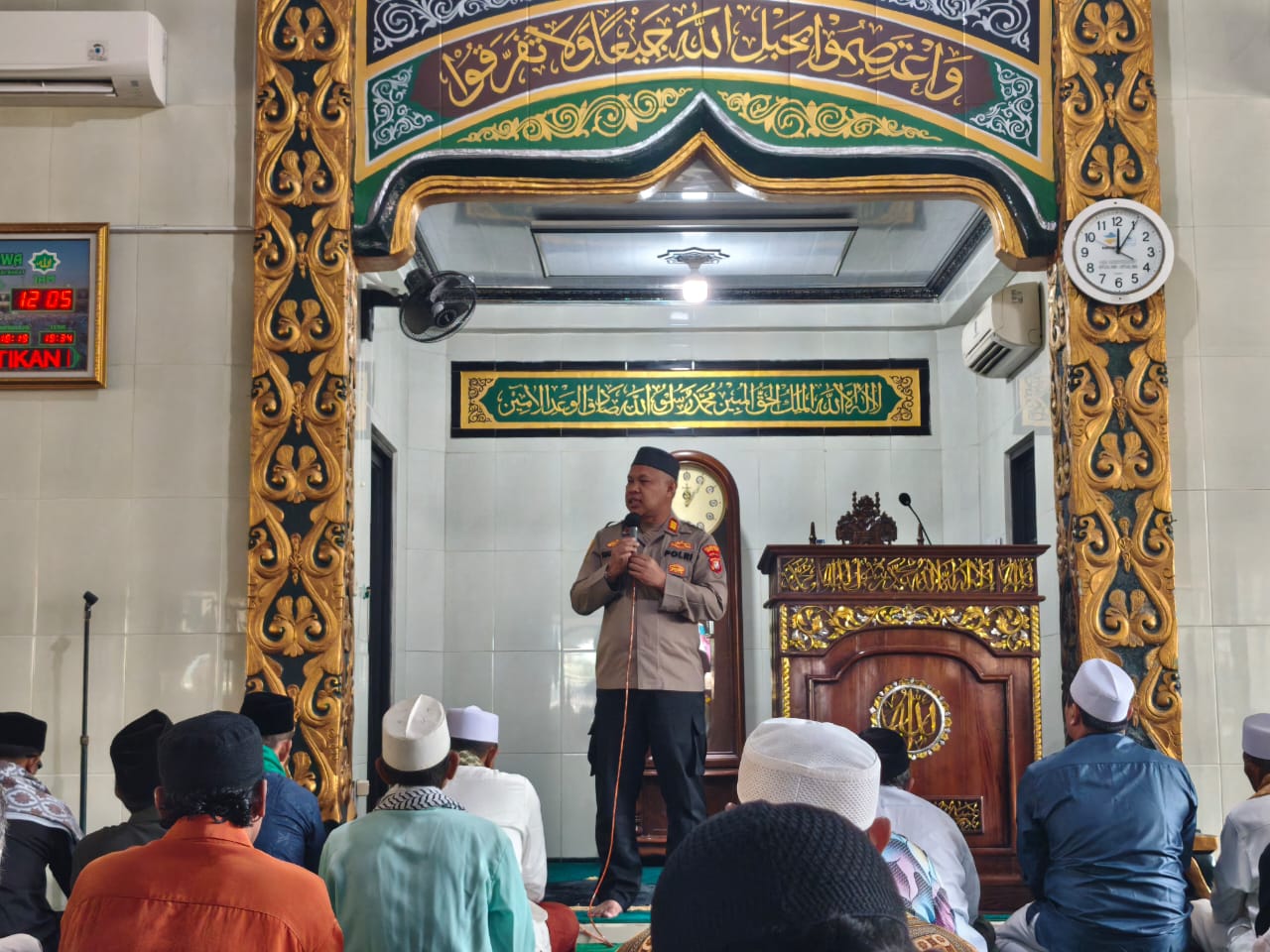 Ajak Warga Cegah Tawuran, Kapolsek Bekasi Barat Sampaikan Imbauan Kamtibmas Saat Jumat Keliling