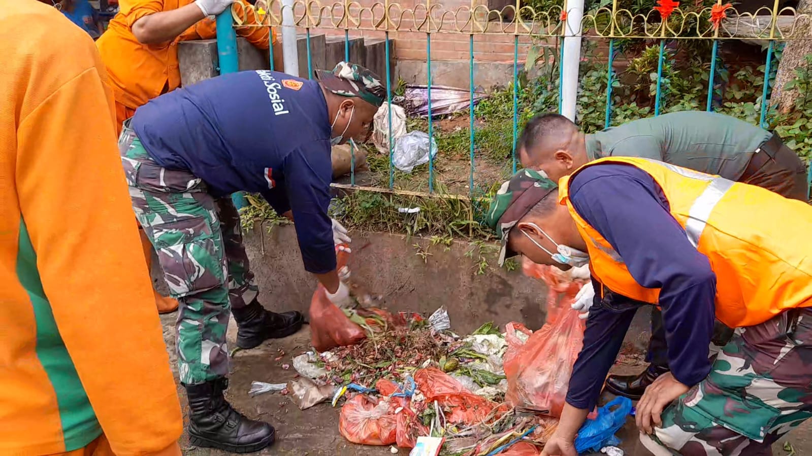Tangkal Estetika Kumuh, Satgas Kodim 0506 Gempur 6 Titik Sampah