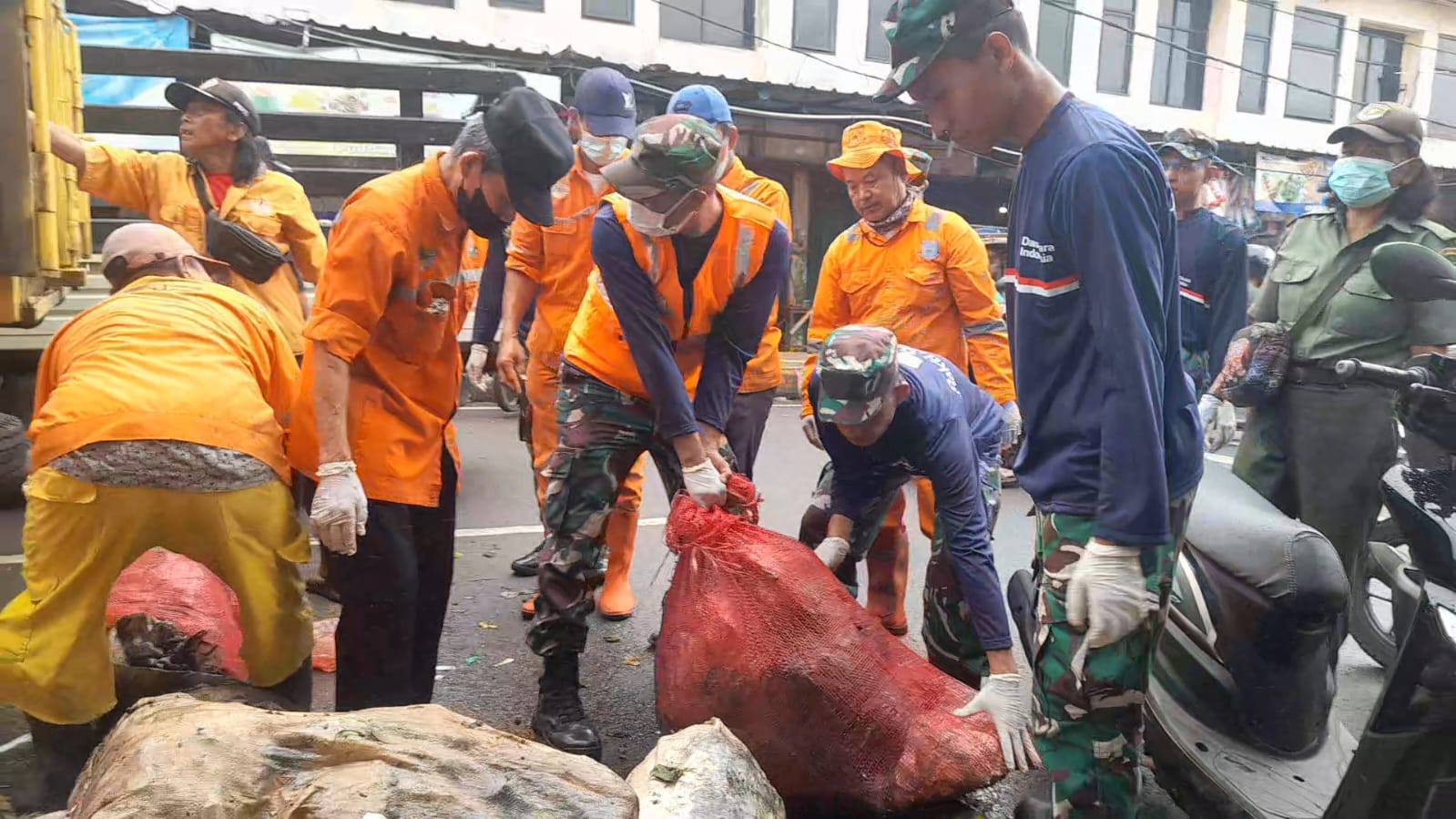 Menembus Aroma Busuk Demi Senyum Warga, Bakti Sosial Satgas Sampah Kodim 0506/Tgr