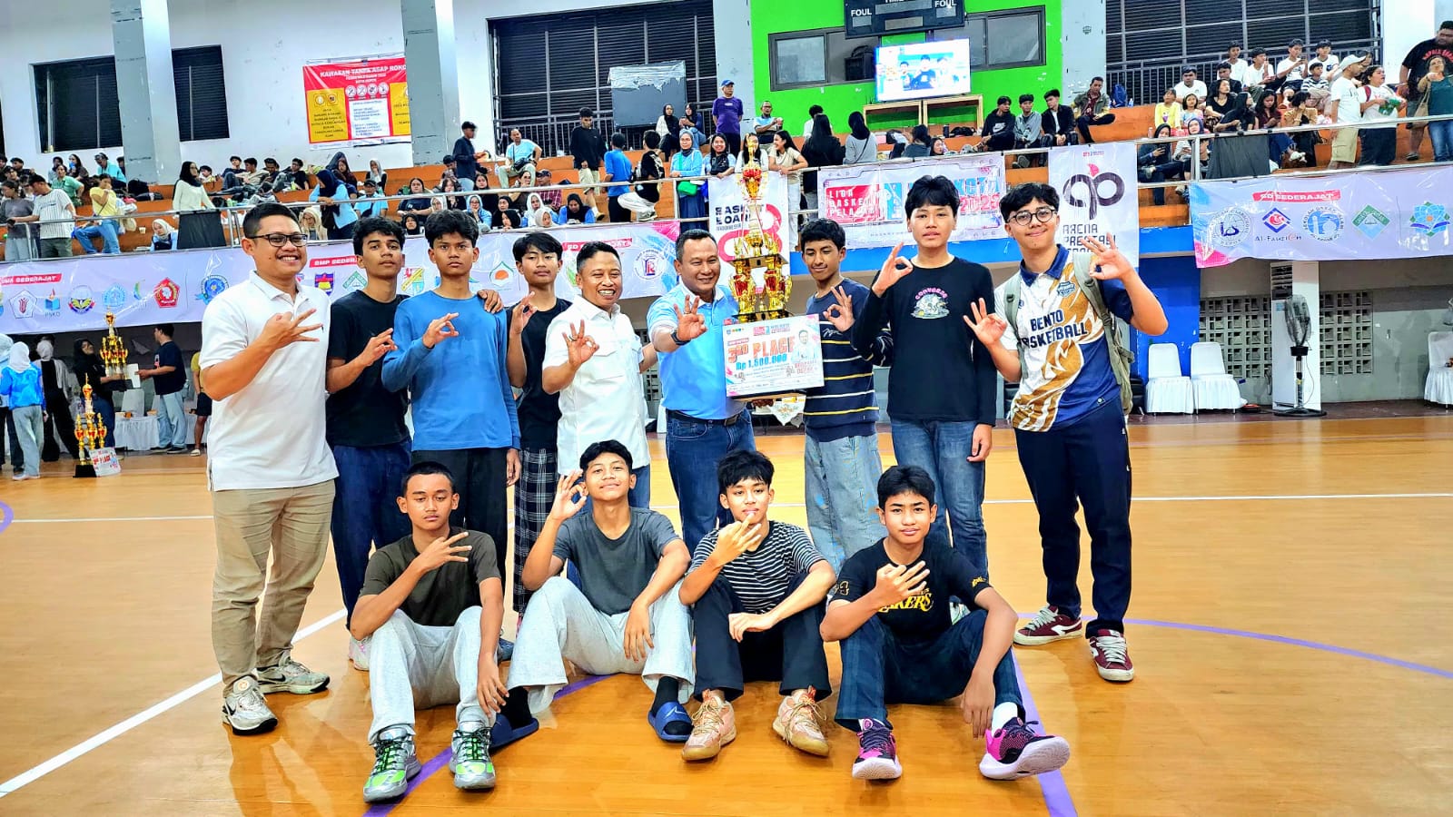 Team Basket Putra SMPN 3 DEPOK Raih Juara 3 Piala Walikota Depok, bersama Walikota Depok (Putih tengah), Anggota DPRD GERINDRA DEPOK H Hamzah S.E., M.M (baju biru)