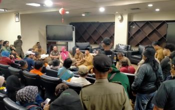Walikota Depok Supian Suri Menjumpai Para Pendemo dari Aliansi Rakyat Bantu Rakyat di Gedung Perpustakaan Kota Depok