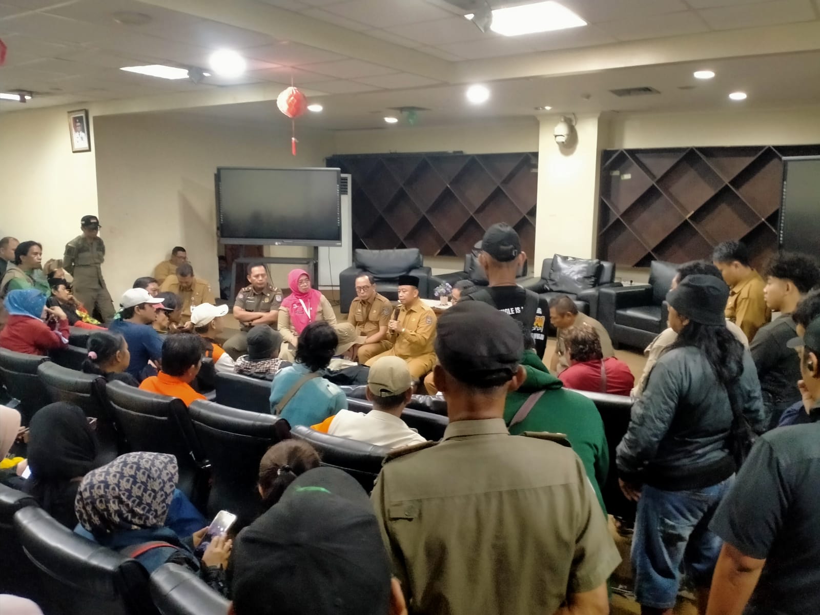 Walikota Depok Supian Suri Menjumpai Para Pendemo dari Aliansi Rakyat Bantu Rakyat di Gedung Perpustakaan Kota Depok