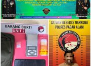 Penggerebekan Dini Hari di Ulu Lurah, IRT Diamankan Satresnarkoba Polres Pagar Alam   Pagaralam – Suasana Gang Chiken, Kelurahan Ulu Lurah, Kecamatan Pagar Alam Selatan, masih sunyi ketika tim Satresnarkoba Polres Pagar Alam mengetuk pintu sebuah rumah bedeng kontrakan, Rabu (11/2/2026) sekitar pukul 00.10 WIB. Dari lokasi sederhana itulah, pengungkapan kasus dugaan peredaran narkotika bermula. Seorang perempuan berinisial H (39), yang sehari-hari berstatus ibu rumah tangga, diamankan petugas setelah ditemukan barang bukti narkotika jenis sabu di dalam kamar kontrakannya. Pengungkapan ini dilakukan berdasarkan Laporan Polisi Nomor: LP/A/05/II/2026/SPKT.SATNARKOBA/POLRES PAGAR ALAM/POLDA SUMSEL.  Kapolres Pagar Alam AKBP Januar Kencana Setia Persada, S.IK melalui Kasat Narkoba Iptu Doris Pidriandi, SH,MSI didampingi Kasi Humas Iptu Mansyur, SH menjelaskan bahwa keberhasilan tersebut tak lepas dari kepedulian masyarakat sekitar. “Pengungkapan ini berawal dari laporan masyarakat yang resah karena lokasi tersebut diduga sering dijadikan tempat transaksi narkotika. Setelah dilakukan penyelidikan, tim langsung bergerak dan melakukan pemeriksaan didampingi warga setempat,” ujar Iptu Doris.  Dari hasil penggeledahan, petugas menemukan satu paket sabu dengan berat bruto 0,40 gram, timbangan digital, satu unit handphone, plastik klip bening, serta tas selempang yang digunakan menyimpan barang tersebut. Menurut keterangan awal, pelaku mengakui barang tersebut adalah miliknya bersama suaminya dan rencananya akan dijual kembali.   Polisi juga masih melakukan pengembangan untuk menelusuri asal barang yang diduga diperoleh dari seseorang berinisial N.  Iptu Doris menegaskan, pihaknya tidak hanya fokus pada penindakan, tetapi juga mengedepankan upaya pencegahan dan peran aktif masyarakat. “Kami mengajak seluruh masyarakat untuk bersama-sama menjaga lingkungan dari bahaya narkoba. Informasi sekecil apa pun sangat berarti dalam upaya pemberantasan narkotika di Kota Pagar Alam,” tegasnya.  Saat ini pelaku beserta barang bukti telah diamankan di Satresnarkoba Polres Pagar Alam untuk proses hukum lebih lanjut. Atas perbuatannya, pelaku dijerat dengan Pasal 114 ayat (1) Jo Pasal 132 ayat (1) UU Nomor 35 Tahun 2009 tentang Narkotika serta ketentuan perundang-undangan yang berlaku. Pengungkapan ini menjadi pengingat bahwa peredaran narkotika dapat menyasar siapa saja dan di mana saja. Namun di sisi lain, kepedulian warga dan respons cepat aparat menjadi benteng utama menjaga Pagar Alam tetap aman dan bersih dari narkoba.Tutupnya(H)