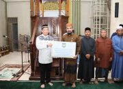Awali Kunjungan di Aceh Timur, Kasatgas Tito Laksanakan Salat Subuh dan Serahkan Bantuan Kemasyarakatan