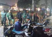 Tingkatkan Keamanan Wilayah di Bulan Ramadhan, Babinsa Patroli Siskamling Dengan Komduk