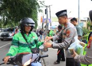 Sapa Pengendara di Jalan, Wakapolres Metro Bekasi Kota Bagikan Ratusan Paket Takjil