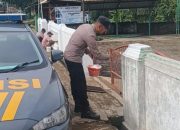 Sambut Bulan Suci Ramadhan 1447 H, Polsek Kasui Bantu Warga Bersih-bersih