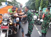 Berbagi di Bulan Suci Ramadhan, Koramil 01/Tgr Bagikan Takjil Kepada Masyarakat