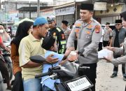 Polres Aceh Timur Bersama HMI Bagikan 500 Paket Takjil di Peureulak