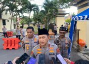 Berkah Ramadan, Polda Gorontalo Bagikan Takjil Kepada Warga Penguna Jalan