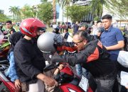 KAPOLDA KEPRI BERSAMA HDCI BATAM–KEPRI BAGIKAN HELM DAN TAKJIL KEPADA PENGENDARA MOTOR