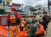 Respons Cepat Babinsa Pantau Genangan Air di Pondok Kacang Timur