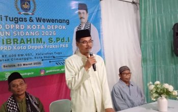 Anggota DPRD Kota Depok dari Fraksi PKB, Ade Ibrahim, saat menjumpai warga Areman RT 008 RW 007, Kelurahan Tugu, Kecamatan Cimanggis (Foto: Starindonews.com / Yudi Bahtiar)