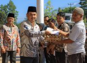 Bupati Pasaman Berbagi Berkah dengan Mustahik dan Tenaga Kebersihan di Bulan Ramadhan