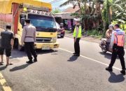 Petugas Gabungan Operasi Ketupat Polres Maros Bantu Evakuasi Dan Perbaikan Truk Logistik Yang Rusak Menutupi Badan Jalan Di Tambua