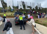 Satlantas Pagaralam Amankan Wisata Tugu Rimau Dempo, Bantu Dorong Mobil Tak Kuat Menanjak di Jalur Curam