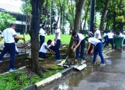 GUNA MENDUKUNG GERAKAN INDONESIA ASRI, PRAJURIT DAN PNS SESKOAL GOTONG ROYONG LAKSANAKAN KERJA BAKTI DI TAMAN DHARMA WIRATAMA