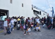 KOLABORASI TNI AL DAN PEMPROV BABEL DALAM PROGRAM MUDIK GRATIS, KRI SEMARANG-594 JAKARTA TIBA DI JAKARTA DENGAN RIBUAN PEMUDIK
