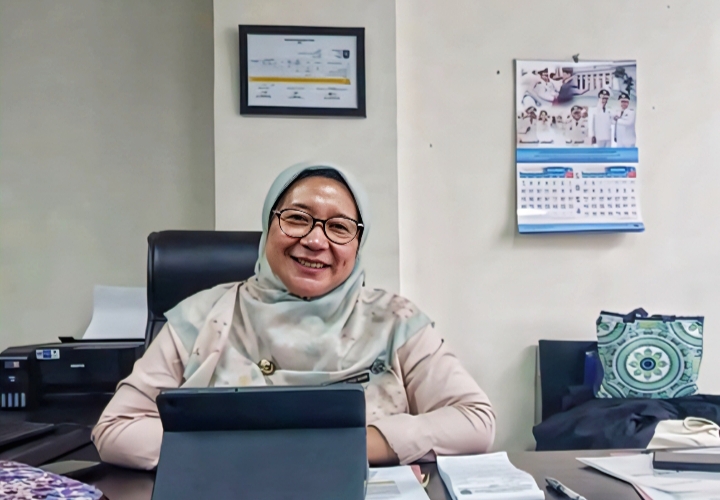 Pelaksana Tugas (Plt) Kepala DLHK Kota Depok, Reni Siti Nuraeni, Saat wawancara di Gedung Baleka 1, Pemkot Depok (Foto: Starindonews/Yudi Bahtiar)