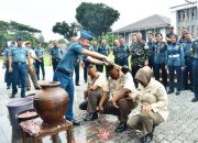 Danseskoal Pimpin Acara Tradisi Penyiraman Air Kembang Kenaikan Pangkat Prajurit dan PNS di Lingkungan Seskoal