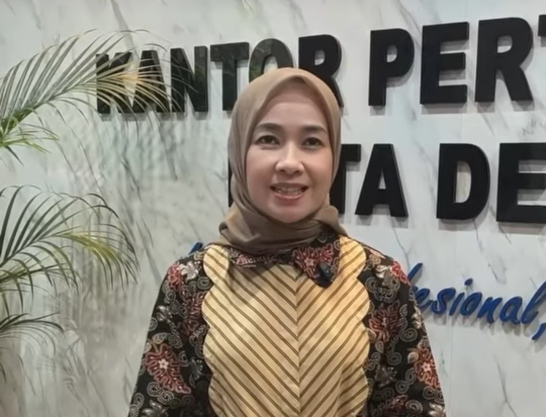 Alya Rohali, Aktris, Presenter, Model, Ratu Kecantikan, Pengusaha dan juga sebagai Notaris/PPAT, saat Kunjungi Kantor BPN Depok (Foto: Starindonews/Yudi Bahtiar)