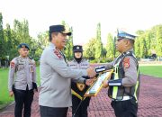 Personel Polres Maros Terima Penghargaan Kapolda Sulsel Atas Aksi Heroiknya Dalam Melindungi Masyarakat