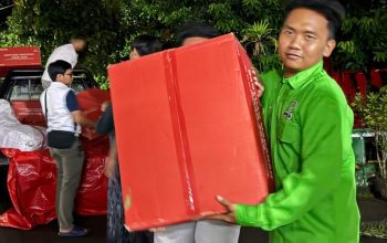 Aksi Kader PKB saat berikan bantuan langsung ke Lokasi Banjir di Pancoran Mas Depok (Foto: Starindonews/Yudi Bahtiar)
