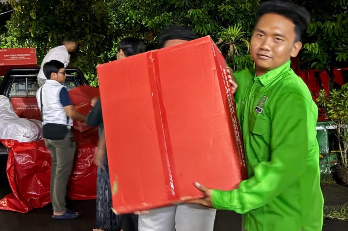 Aksi Kader PKB saat berikan bantuan langsung ke Lokasi Banjir di Pancoran Mas Depok (Foto: Starindonews/Yudi Bahtiar)