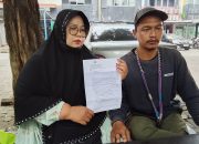 Orang Tua Korban Pelecehan, saat menunjukan laporan kepolisian kepada awak media (Foto: Starindonews/Yudi Bahtiar)