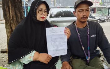 Orang Tua Korban Pelecehan, saat menunjukan laporan kepolisian kepada awak media (Foto: Starindonews/Yudi Bahtiar)