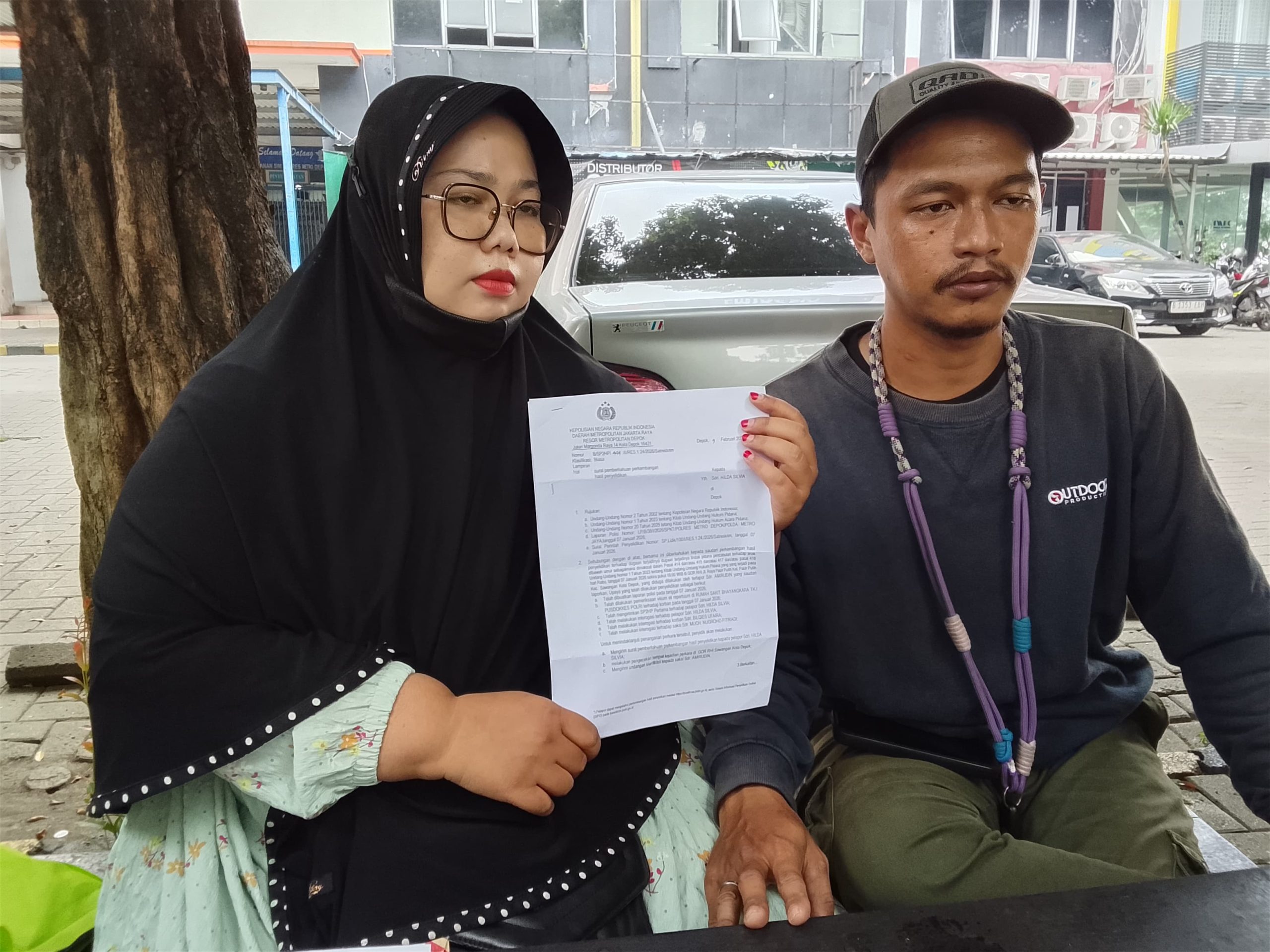 Orang Tua Korban Pelecehan, saat menunjukan laporan kepolisian kepada awak media (Foto: Starindonews/Yudi Bahtiar)