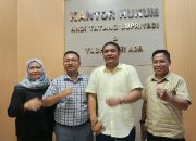 Advokat Andi Tatang Supriyadi (kedua dari kanan) bersama Lembaga Bantuan Hukum (LBH) Kami Ada (Foto: Starindonews/Yudi Bahtiar)