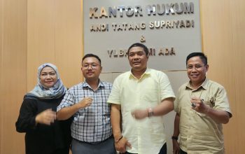 Advokat Andi Tatang Supriyadi (kedua dari kanan) bersama Lembaga Bantuan Hukum (LBH) Kami Ada (Foto: Starindonews/Yudi Bahtiar)