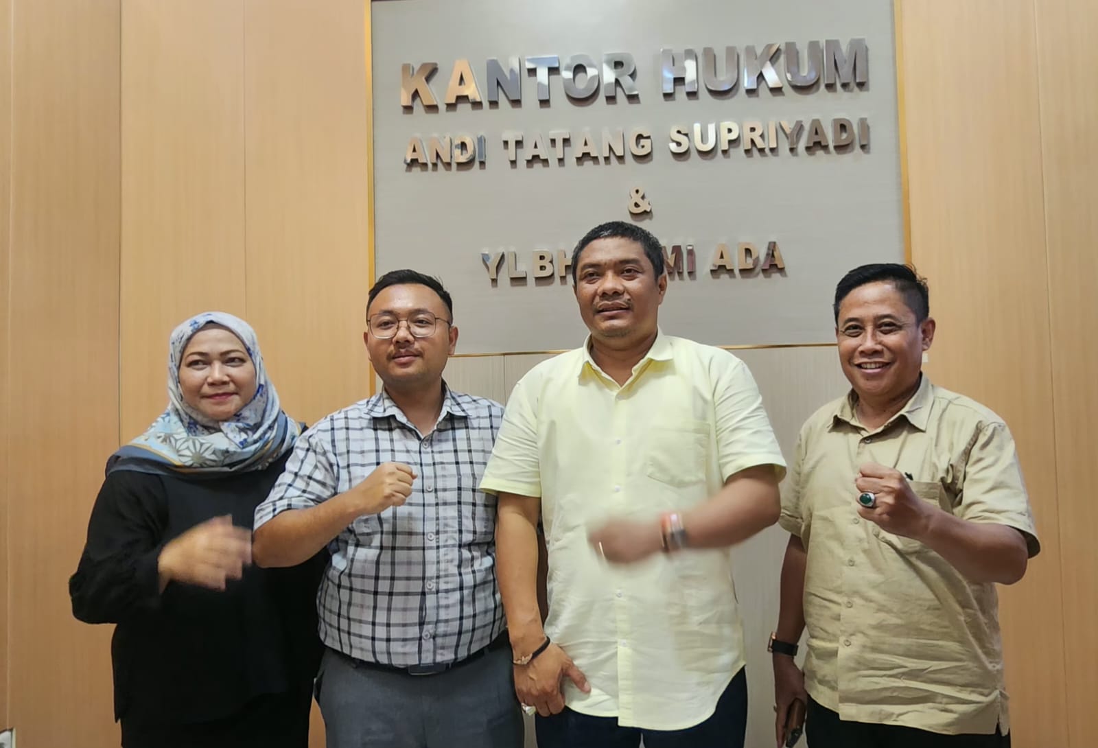 Advokat Andi Tatang Supriyadi (kedua dari kanan) bersama Lembaga Bantuan Hukum (LBH) Kami Ada (Foto: Starindonews/Yudi Bahtiar)