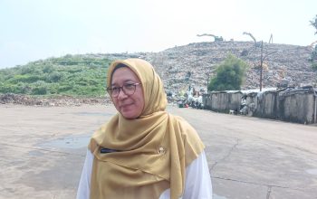 Plt Kepala DLHK Kota Depok, Reni Siti Nuraini, pada saat wawancara dengan awak media (Foto: Starindonews/Yudi Bahtiar)