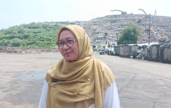 Plt Kepala DLHK Kota Depok, Reni Siti Nuraini, pada saat wawancara dengan awak media (Foto: Starindonews/Yudi Bahtiar)