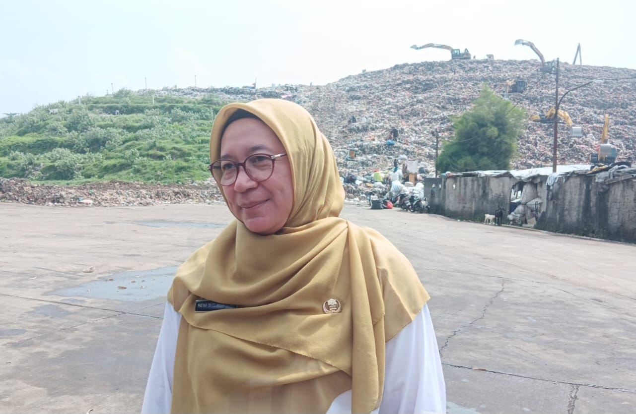 Plt Kepala DLHK Kota Depok, Reni Siti Nuraini, pada saat wawancara dengan awak media (Foto: Starindonews/Yudi Bahtiar)