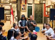 Ketua DPC PSI Kota Depok, Binton J. Nadapdap, S.Sos., S.H., M.M., M.H., (berdiri pegang mic) (Foto: Starindonews/Yudi Bahtiar)