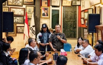 Ketua DPC PSI Kota Depok, Binton J. Nadapdap, S.Sos., S.H., M.M., M.H., (berdiri pegang mic) (Foto: Starindonews/Yudi Bahtiar)