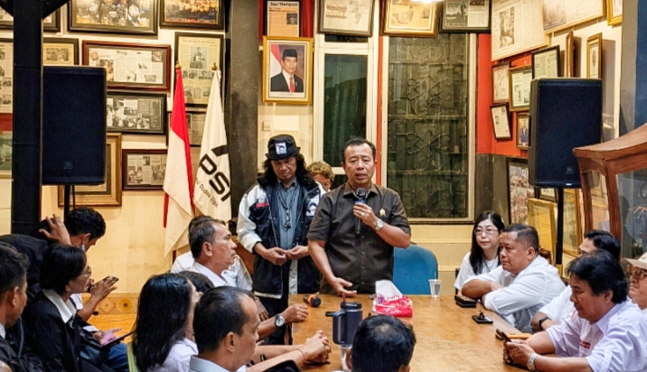 Ketua DPC PSI Kota Depok, Binton J. Nadapdap, S.Sos., S.H., M.M., M.H., (berdiri pegang mic) (Foto: Starindonews/Yudi Bahtiar)