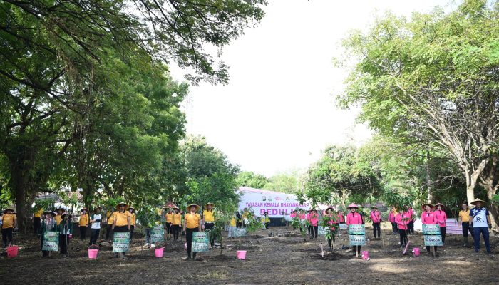 Peduli Lingkungan, Polres Gresik Bersama Bhayangkari Tanam Puluhan Pohon Produktif