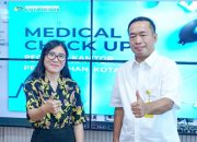 Kepala Kantor Pertanahan Kota Depok, Budi Jaya, S.T., M.T., QRMP., (baju putih) pada saat meninjau proses medical cek up (Foto: Yudi Bahtiar / Starindonews.com)