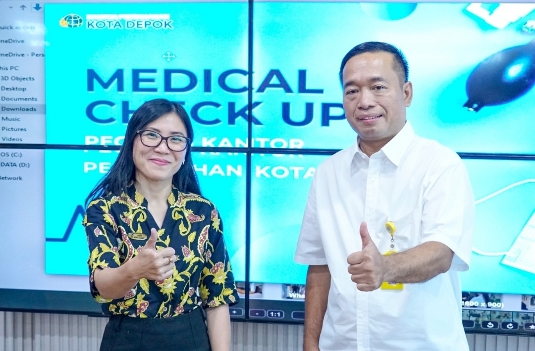 Kepala Kantor Pertanahan Kota Depok, Budi Jaya, S.T., M.T., QRMP., (baju putih) pada saat meninjau proses medical cek up (Foto: Yudi Bahtiar / Starindonews.com)