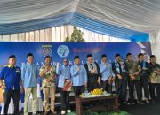 Jajaran Ketua RT, RW, LPM Bedahan bersama Walikota Depok Supian Suri, pada saat pelantikan di Bedahan Sawangan Depok (Foto: Starindonews/Yudi Bahtiar)