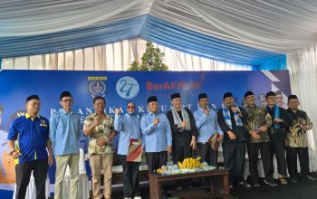 Jajaran Ketua RT, RW, LPM Bedahan bersama Walikota Depok Supian Suri, pada saat pelantikan di Bedahan Sawangan Depok (Foto: Starindonews/Yudi Bahtiar)
