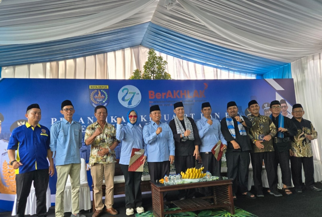 Jajaran Ketua RT, RW, LPM Bedahan bersama Walikota Depok Supian Suri, pada saat pelantikan di Bedahan Sawangan Depok (Foto: Starindonews/Yudi Bahtiar)