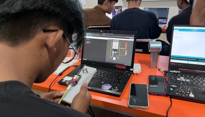 Telkom AI Center Makassar dan GDGoC UNM Latih 20 Talenta Muda di Bidang Robotics dan IoT
